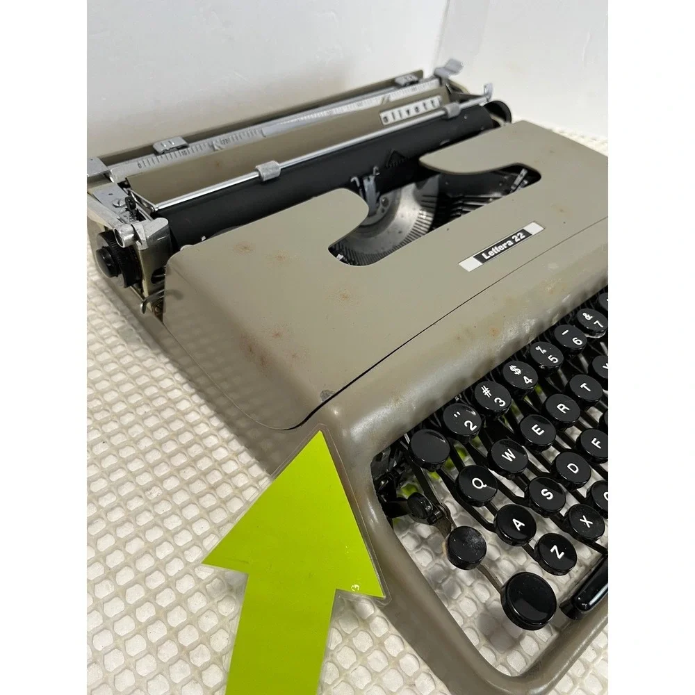 Vintage Olivetti Lettera 22 Portable Manual Typewriter with Case Made in Italy